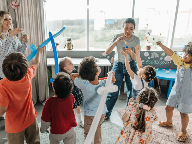 enfants jouants à l'intérieur